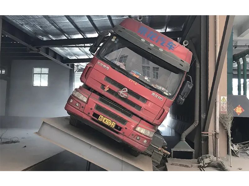 側(cè)翻式卸車(chē)機(jī)